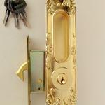 908 CERRADURA ASHICO CLOSET CLASICA 45 X 171MM ORO	
